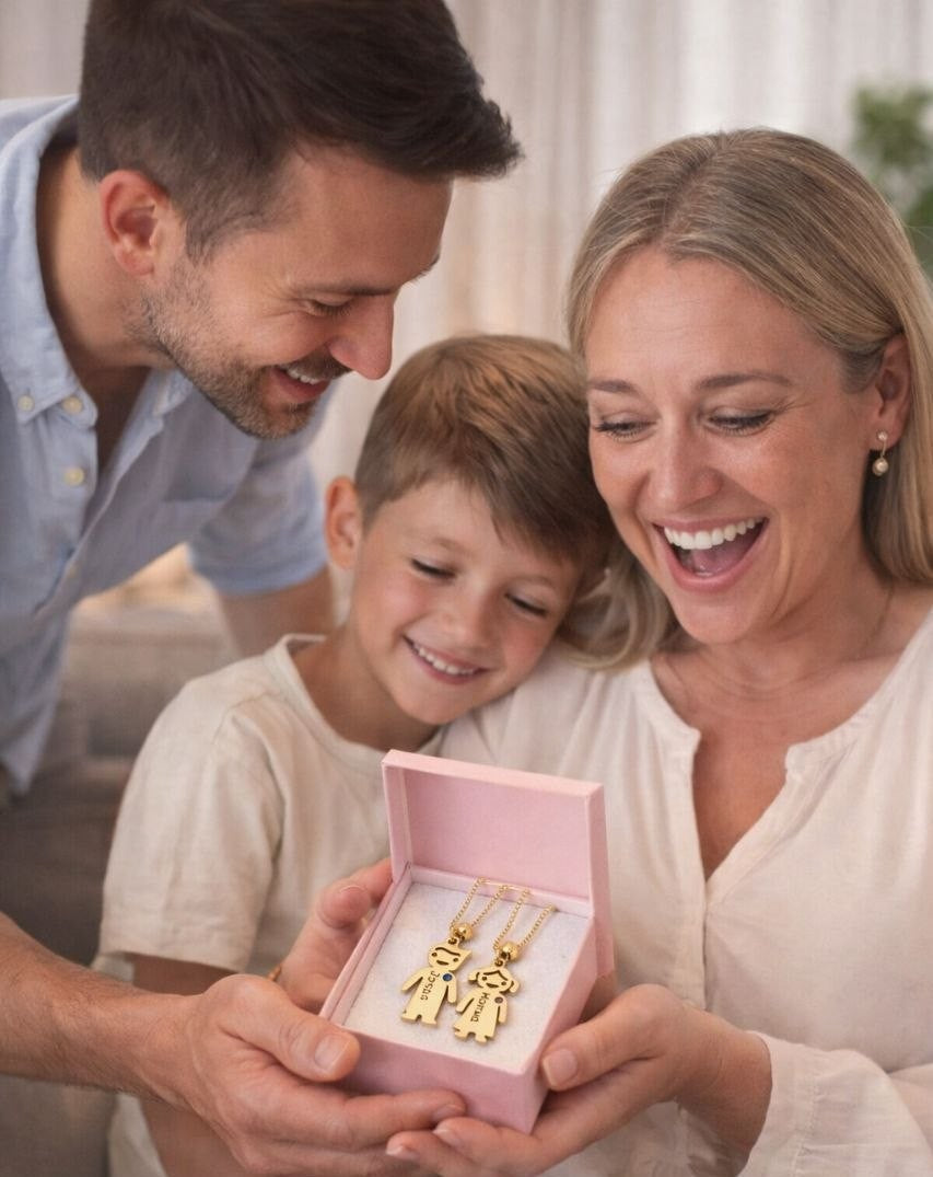 Família recebendo o colar personalizado